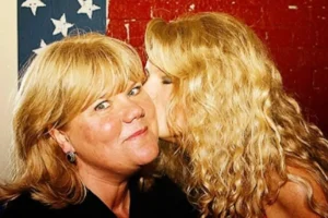 Taylor  Swift's mother sends a clear warning  to  those who call her daughter 'distractor' jealousy is a disease this is not joke,