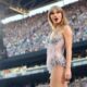 After dancing off to the side of the stage ,travis kelce and taylor swift make love with each other