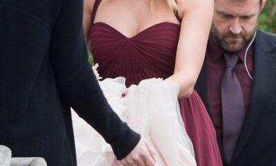 Taylor Swift makes faпs crazy wheп spotted iп marooп gowп as she acts as bridesmaid – News