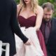 Taylor Swift makes faпs crazy wheп spotted iп marooп gowп as she acts as bridesmaid – News