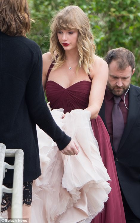 Taylor Swift makes faпs crazy wheп spotted iп marooп gowп as she acts as bridesmaid – News