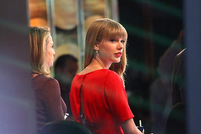 Taylor Swift Confidant Sends a Blunt Message About Travis Kelce Engagement Rumors