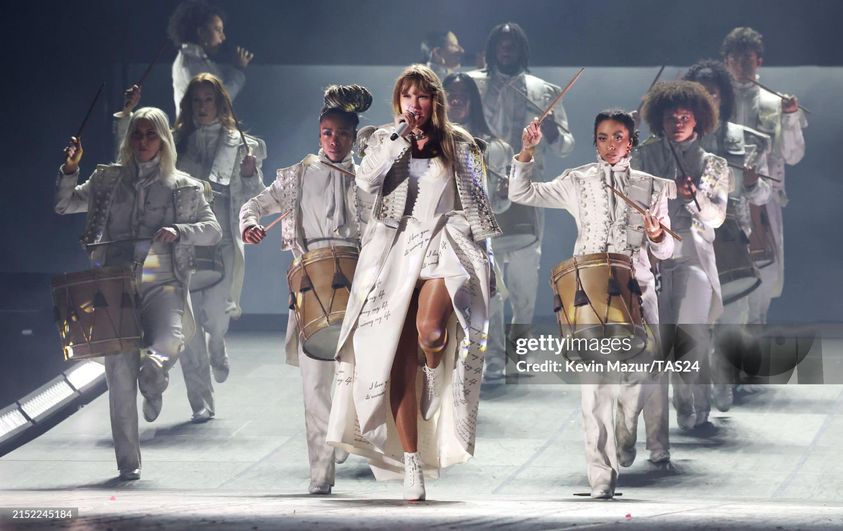 Born to entertain : Electrifying Performance from the “QUEEN OF POP” Taylor Swift as she performs the brand new “THE TORTURED POETS DEPARTMENT” era set at ‘The Eras Tour’!