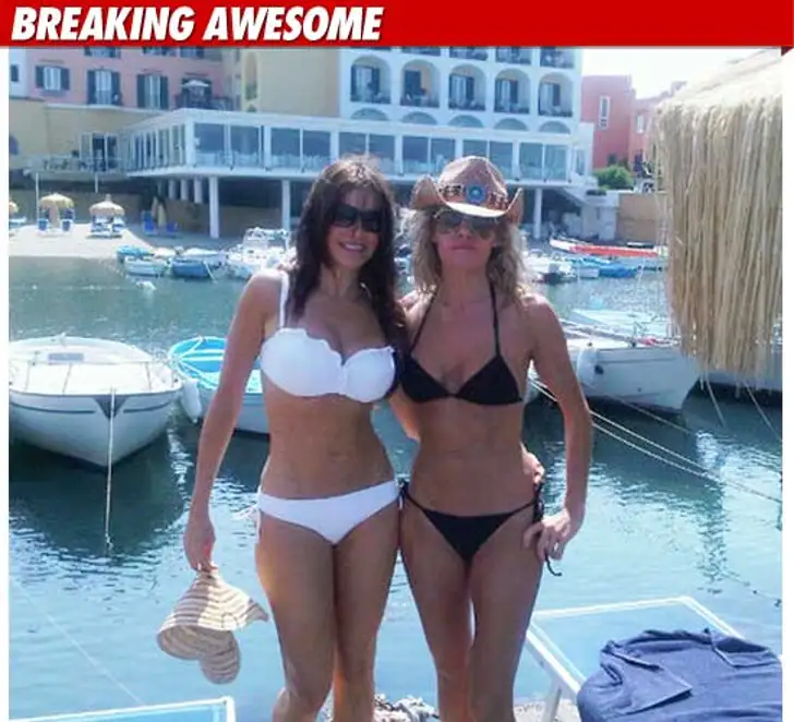 Sofia Vergara  inspires women to embrace their body curves — Sofia Vergara  baths outside with her friend Watch Video.