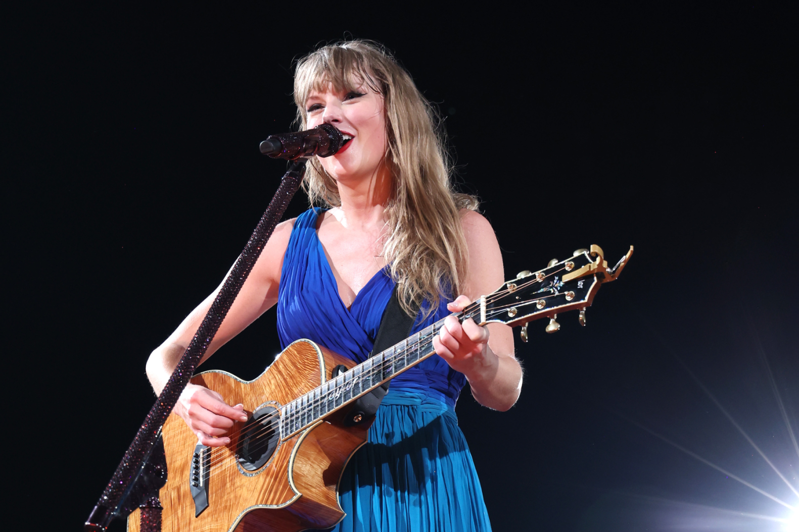 Watch Video of Taylor Swift commanding attention in a sparkly red ensemble as she took to the stage in Paris for night four of the French stint of her Eras tour on Sunday.