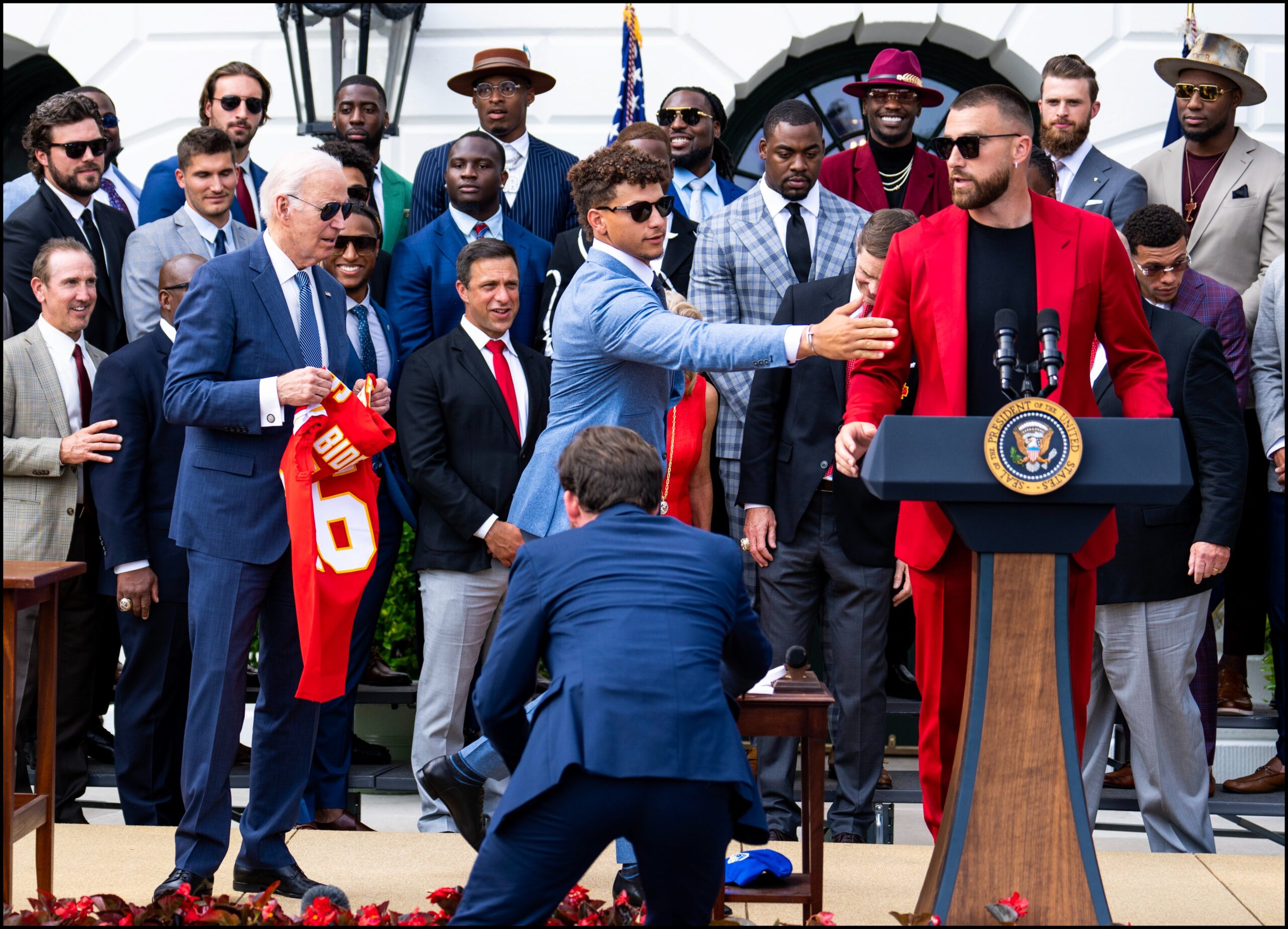 Travis Kelce explained upon his arrival that President Biden’s closest protection made the very serious threat that he couldnt explain.